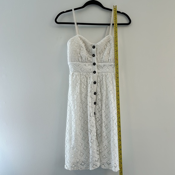 NEW Beautiful Guess White Lace Dress. - Picture 4 of 9